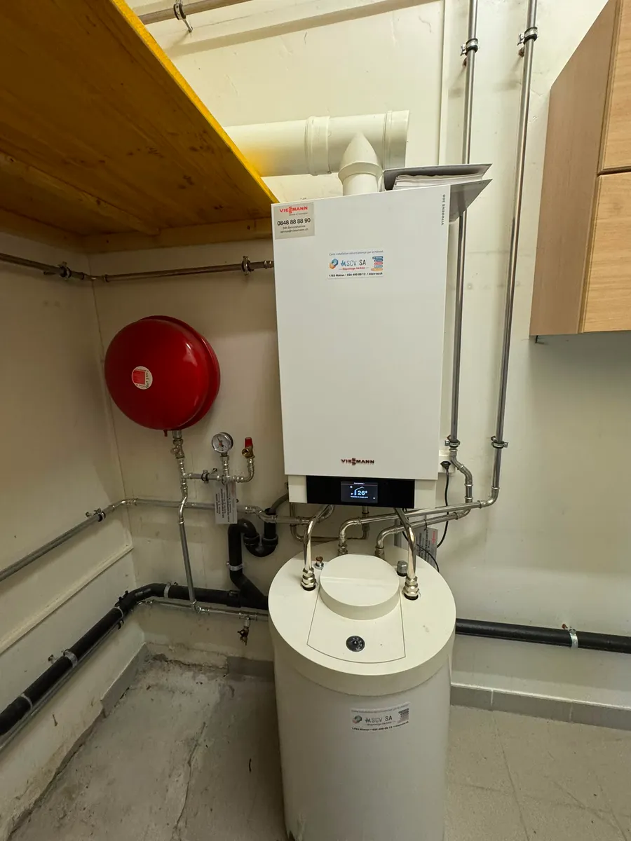 Chaudière murale à condensation avec vase d'expansion et ballon, installée par MSCV SA