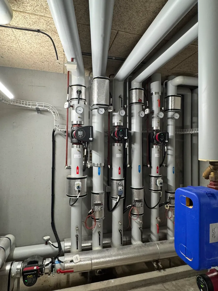 Colonnes de distribution de chauffage isolées avec vannes et régulation, par MSCV SA