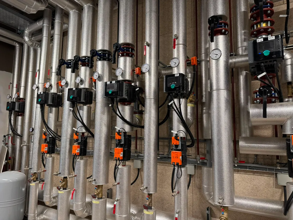 Batterie de collecteurs de distribution hydraulique en acier inoxydable avec circulateurs, par MSCV SA